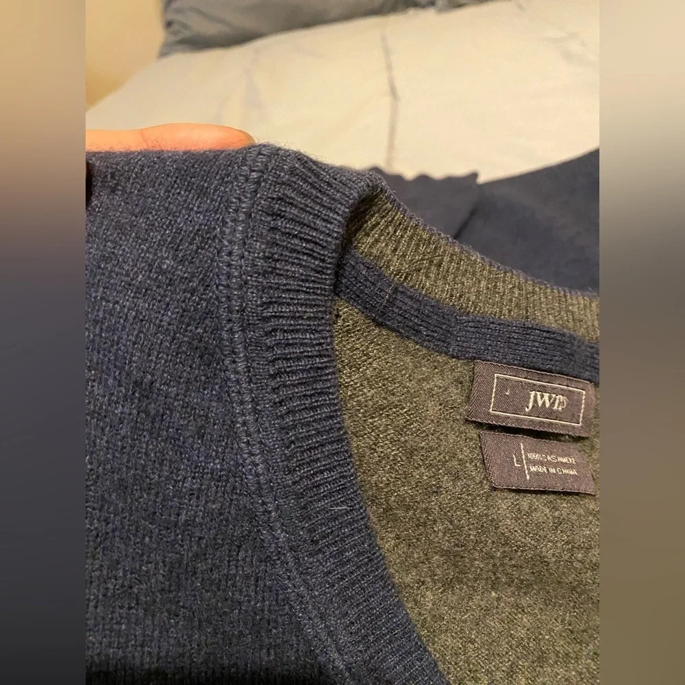 John W Nordstrom 100% cashmere V-Neck sweater
